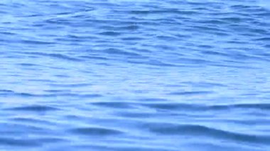 Su Yüzeyi Deniz in okyanus küçük sakin dalgalar yakın.