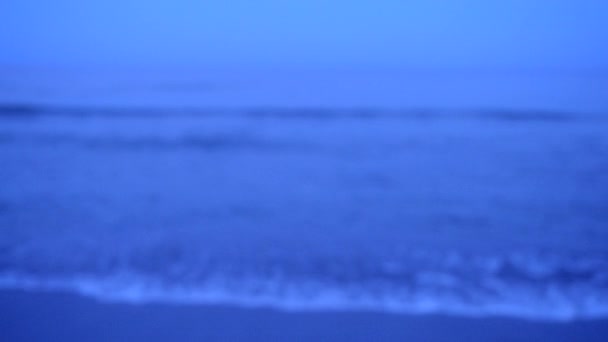 Wasseroberfläche kleine ruhige Wellen des Meeres in der Nähe. — Stockvideo