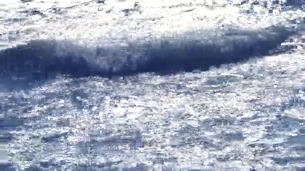 Parlama güneş ışığının deniz dalgalarının yüzeyinde yansıması — Stok video