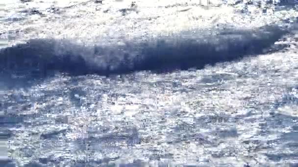 Reflectie van verblindings zonlicht op het oppervlak van zee golven — Stockvideo