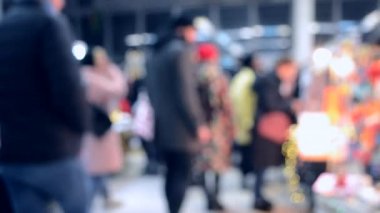 Birçok kişi aydınlatma ile alışveriş merkezi veya mağaza içinde yürümek.