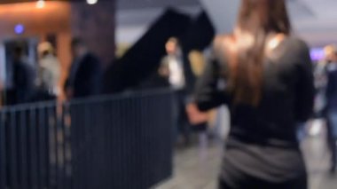 Kalabalık koridorda yürüyen bir sürü insan. Bulanık Arka Plan.