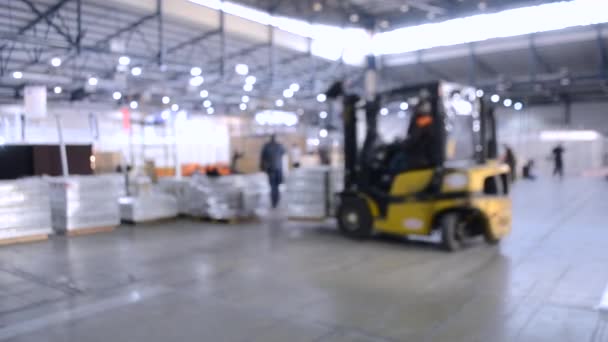 Roboty budowlane wewnątrz dużego budynku — Wideo stockowe