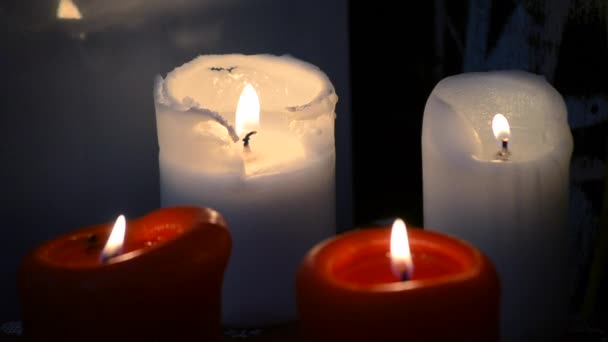 Le candele stanno bruciando — Video Stock