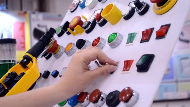 Hombre presiona botones en el panel de control de producción — Vídeos de Stock