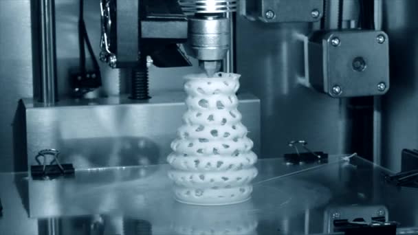 Imprimante 3D fonctionnant. Modélisation des dépôts fusionnés, FDM. Impression d'imprimante 3D