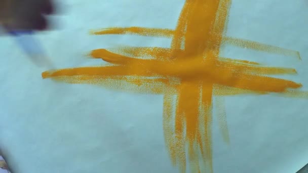 Malerei drush malt Gouache abstrakte Muster Nahaufnahme. blau und orange — Stockvideo