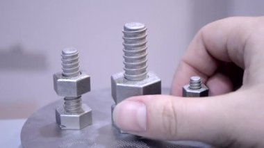 İnsan, metal 3D yazıcıya yazdırılan nesnenin detaylarını döndürür.