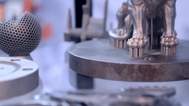 Moderne 3D-printer afdrukken van metaalpoeder. — Stockvideo