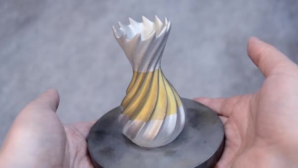 Metal 3D yazıcıya yazdırılmış nesneyi tutan adam. — Stok video