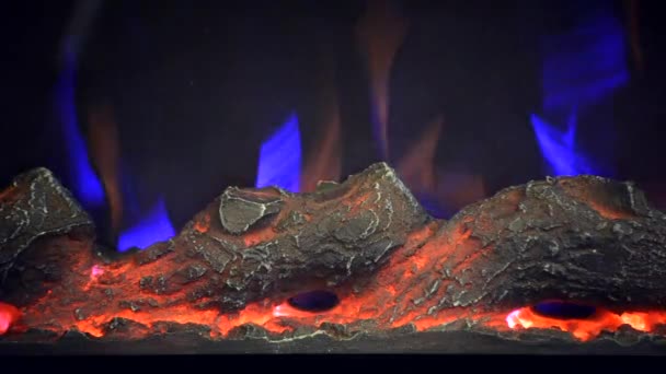 Kunstmatige electrofireplace gloeiende achtergrondverlichting close-up. — Stockvideo