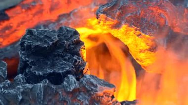 Yerleşik evaporatör ile elektrikli şömine su buhar haline dönüştürür,