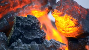 Yerleşik evaporatör ile elektrikli şömine su buhar haline dönüştürür,