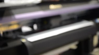 Büyük biçimli yazıcı çalışır