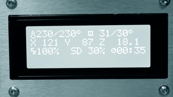 Монитор с цифрами, процесс работы 3D принтера крупным планом — стоковое видео