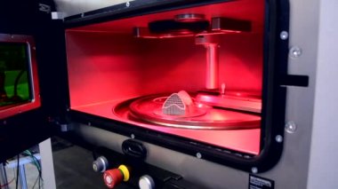 Metal tozundan metal yazıcıya basılmış nesne, çalışıyor.