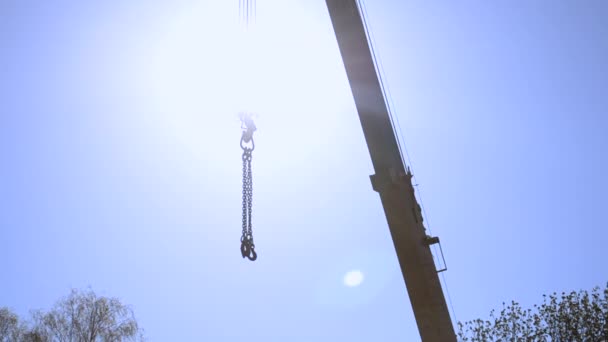 Construction Crane hängande metallkablar sön blå himmel — Stockvideo