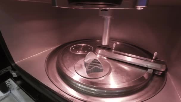 Objet imprimé à partir de poudre métallique sur une imprimante 3D en métal, machine de frittage laser — Video