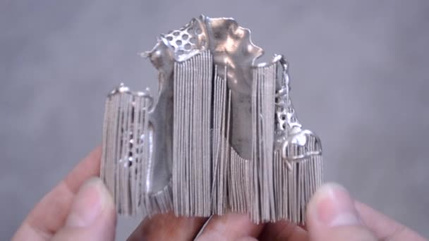Člověk drží objekt vytištěný na kovové 3D tiskárně. — Stock video