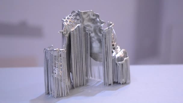 Объект, отпечатанный на металлическом 3D принтере. — стоковое видео