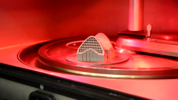 Objeto impreso a partir de polvo de metal en la impresora 3D de metal. — Vídeos de Stock