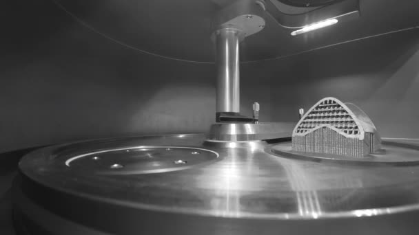 Objeto impreso a partir de polvo de metal en la impresora 3D de metal, cámara de trabajo — Vídeos de Stock