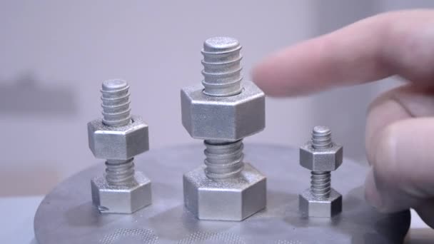 Man vänder detaljobjekt tryckt på metall 3D-skrivare. — Stockvideo