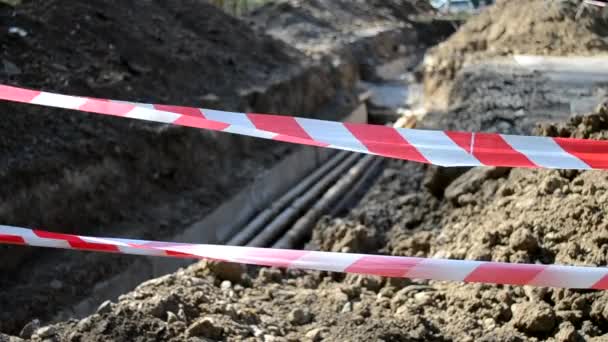 Grote put gegraven in de grond voor het doel van de orde — Stockvideo