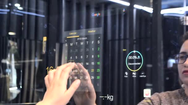 Slimme spiegel met geïntegreerde en ingebouwde monitor en Android-systeem — Stockvideo