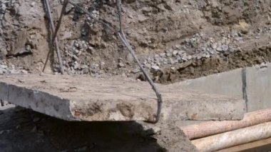 İnşaat vinç ile işçiler beton levhalar ile yeni su boruları kapağı