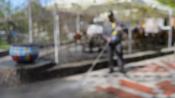 Hombre trabajador limpieza ciudad sucio calles — Vídeo de stock