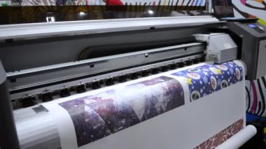 Büyük biçimli yazıcı çalışır