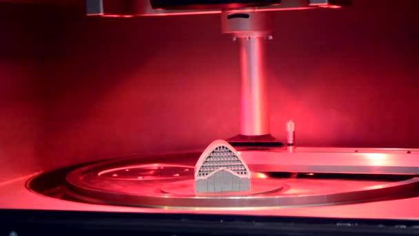 Objeto impreso a partir de polvo de metal en la impresora 3D de metal, cámara de trabajo — Vídeo de stock