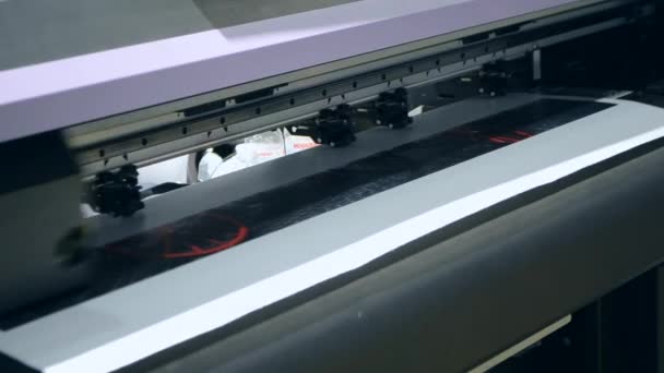 Impresora de gran formato funciona — Vídeo de stock