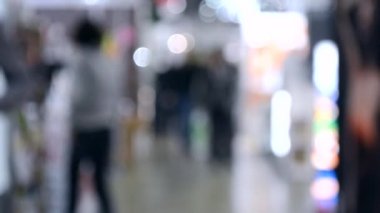 Bina içinde insanların kalabalık