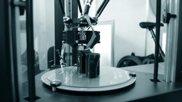 3D εκτυπωτής λειτουργεί. Μοντέλο εναπόθεσης με σύντηξη — Αρχείο Βίντεο