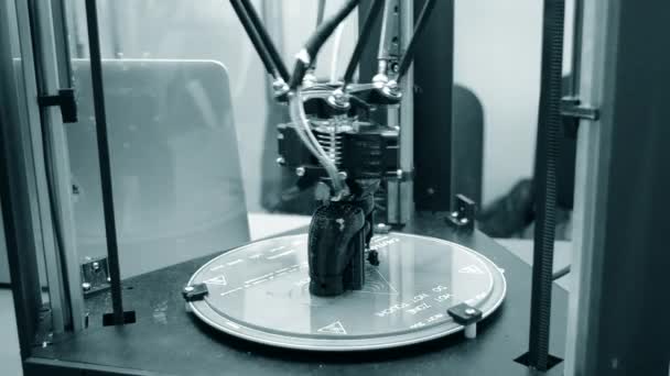 3D printer werkt. Modellering van gesmolten depositie — Stockvideo