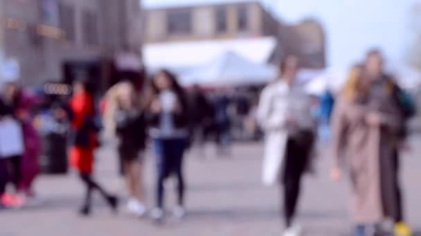 Les gens marchent autour de la place — Video