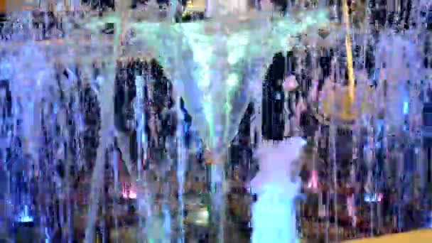 Kleine fontein close-up 's nachts. — Stockvideo