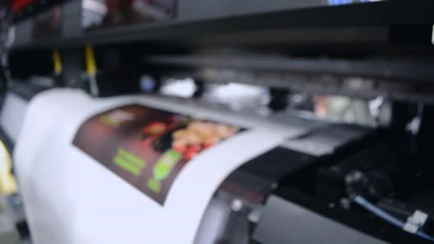 Impressora de grande formato funciona close-up . — Vídeo de Stock