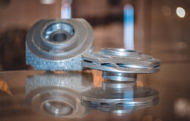 Selektif lazer erime. Nesne baskılı metal 3d yazıcı yakın çekim.