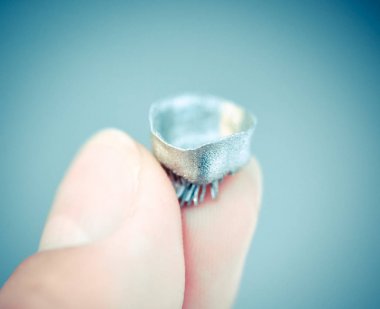 Metal 3d yazıcı makrosu üzerine basılmış küçük nesne.