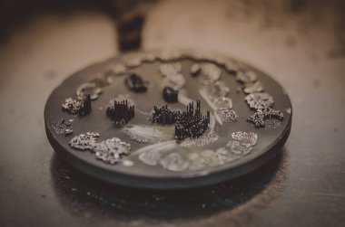 Metal için 3D yazıcıda diş kaplaması oluşturulduktan sonra disk