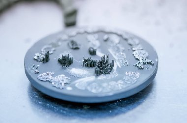 Metal için 3D yazıcıda diş kaplaması oluşturulduktan sonra disk