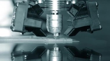 3D yazıcı çalışıyor. Birleşmiş depozito modelleme, FDM. 3B yazıcı yazdırma