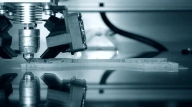 3D yazıcı çalışıyor. Birleşmiş depozito modelleme, FDM. 3B yazıcı yazdırma