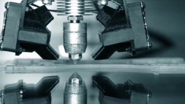 3D yazıcı çalışıyor. Birleşmiş depozito modelleme, FDM. 3B yazıcı yazdırma