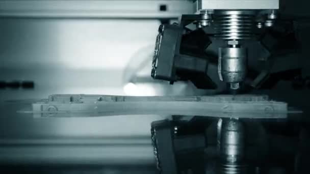 3D-skrivare fungerar. Säkrad nedfallsmodellering, FDM. 3D-utskrift — Stockvideo