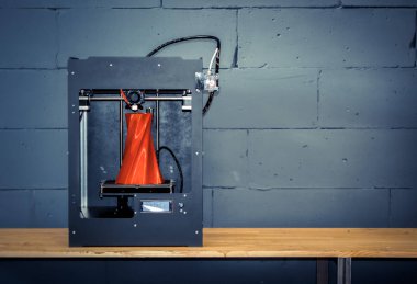 3D yazıcı yakından çalışıyor. Otomatik üç boyutlu 3D yazıcı