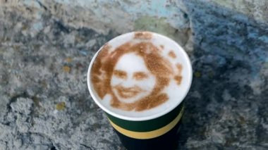 Köpük kahve latte üzerinde bir kadın yüz Çizim